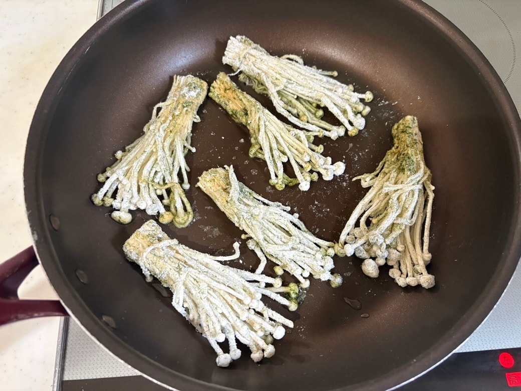 フライパンに油を入れて焼く