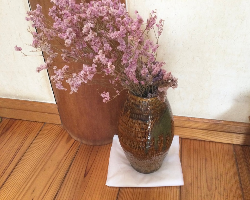不織布カバーを花瓶に敷く