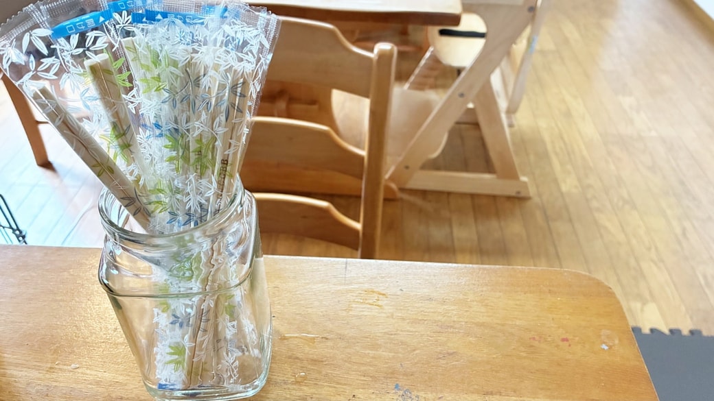 割り箸の収納にインスタントコーヒーの空き瓶を活用