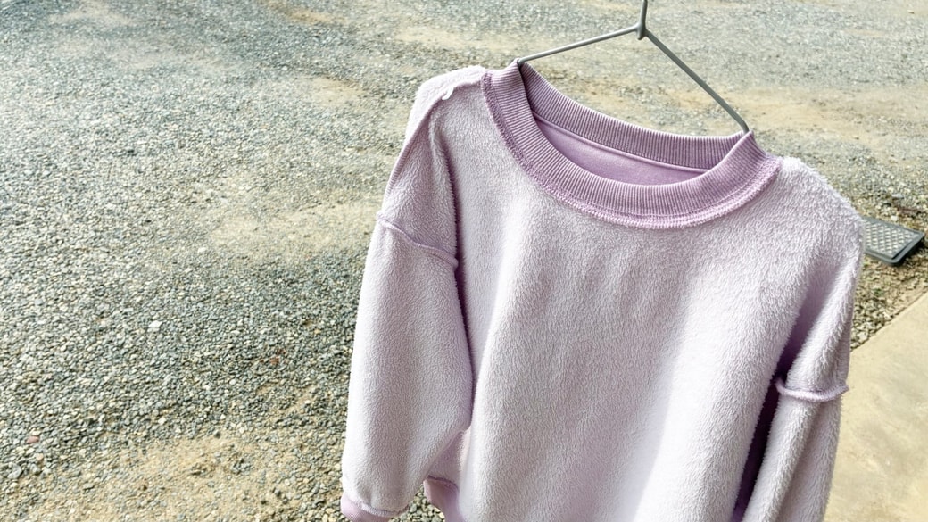 厚手のパーカーを裏返して干している様子