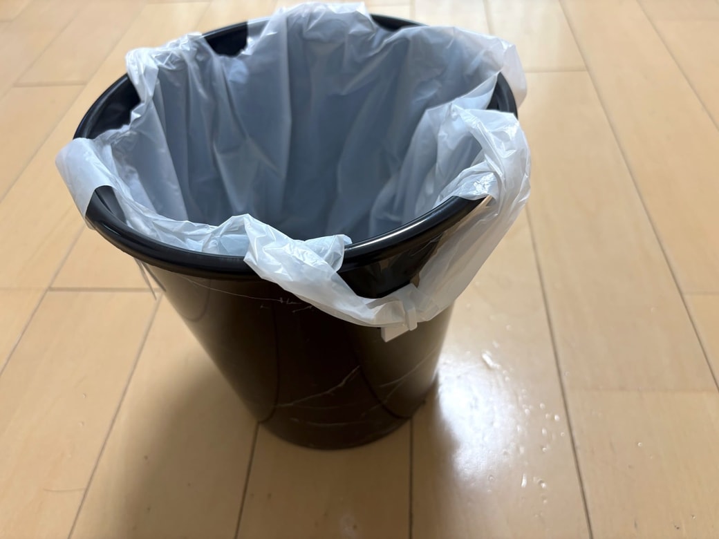 「ゴミ箱」の外側にフックを貼ってゴミ袋を固定しやすくする
