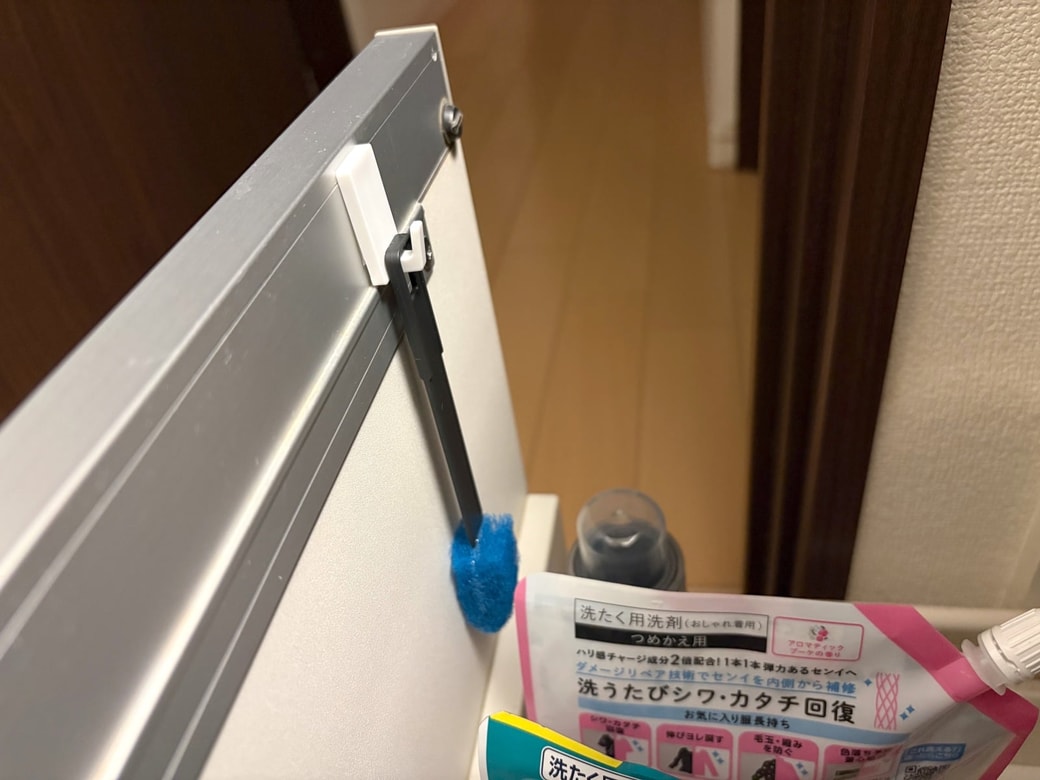 洗面所の扉裏にフックを貼る