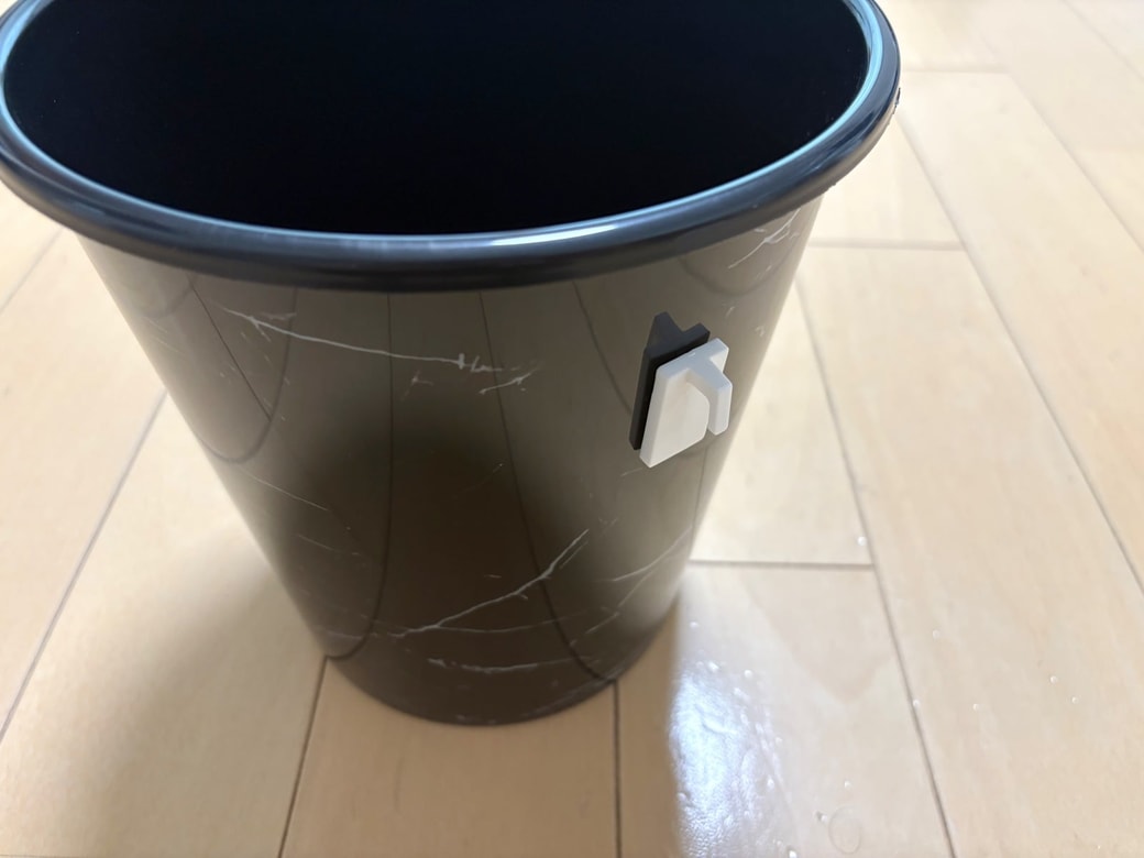 ゴミ箱の側面に逆さまにフックを貼る