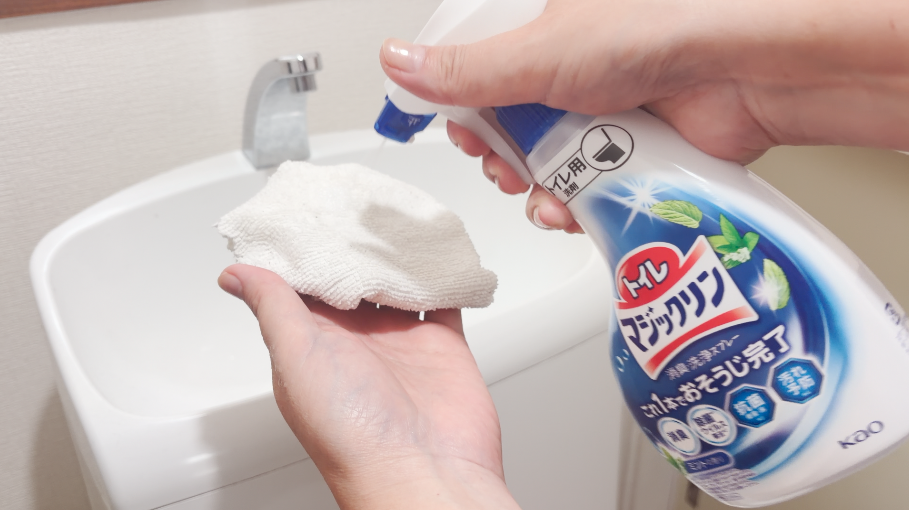 クロスに洗剤を吹きつける