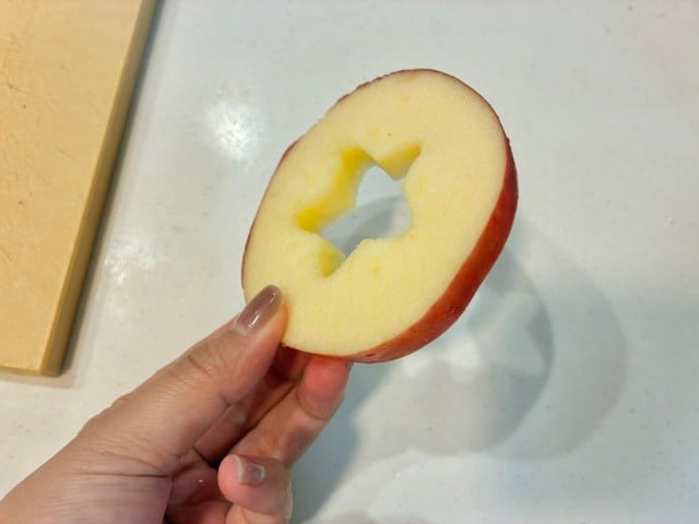 りんごを輪切りにして中央（種がある部分）を、クッキー型を使って、中央部分をくり抜くだけ！
