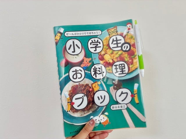 クリアファイルをリメイク。汚れを防ぐレシピ本カバーが完成