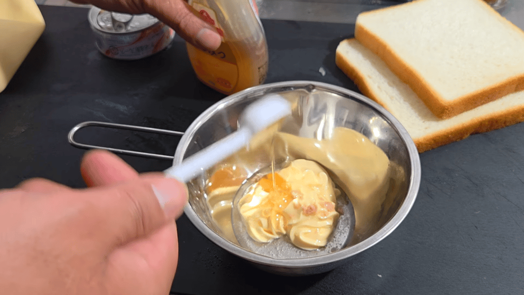 ボウルにマヨネーズとはちみつを入れる人