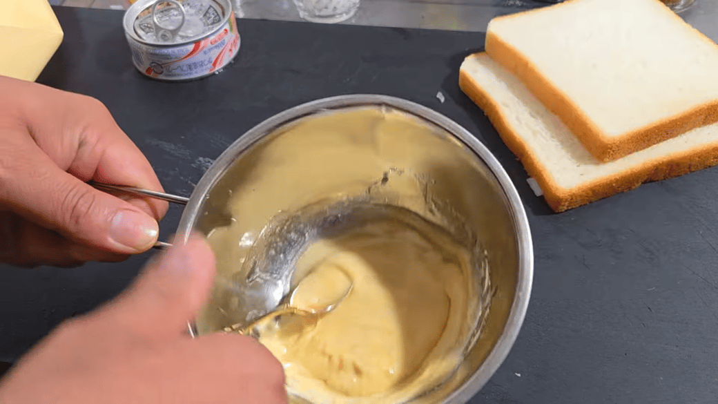 特製ツナマヨソースを作る人