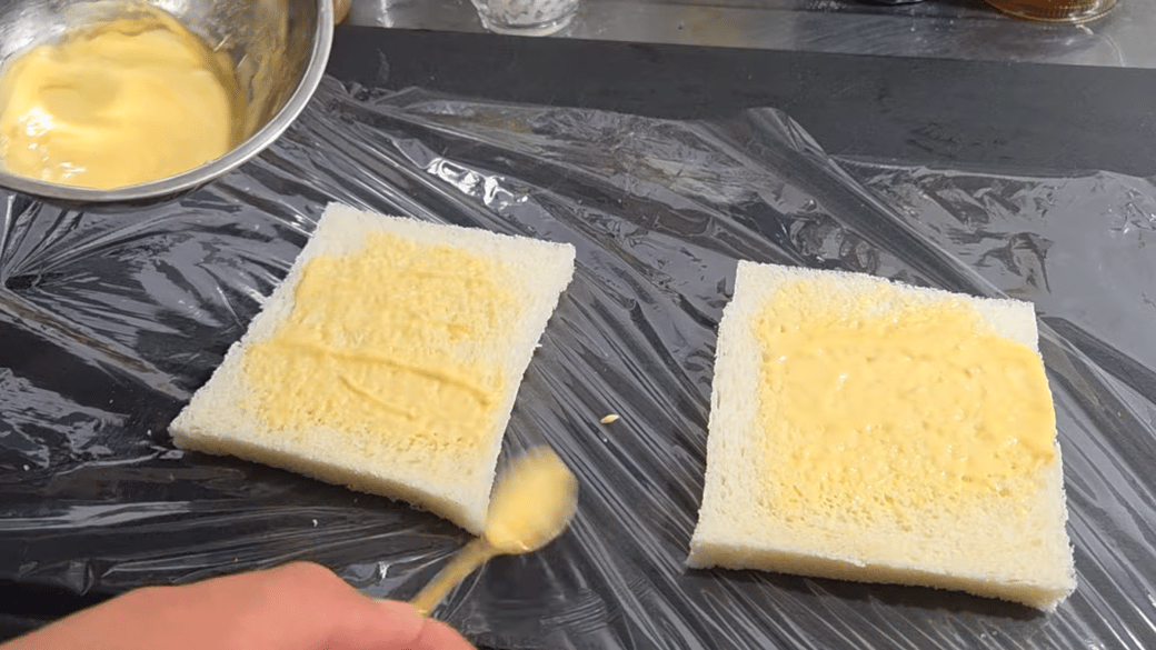 パンにソースを塗る人