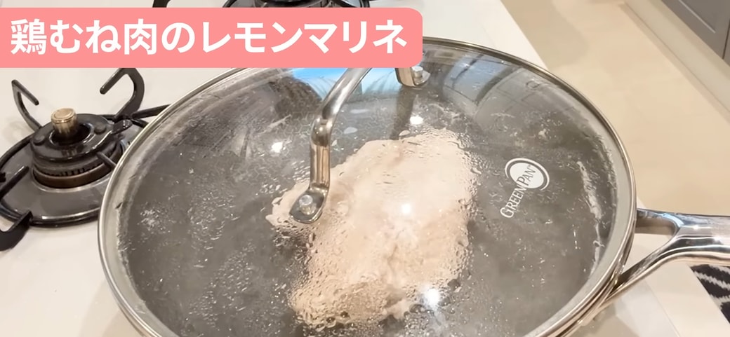 フライパンで鶏むね肉を蒸す人