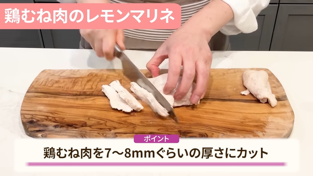 蒸した鶏むね肉をカットする人