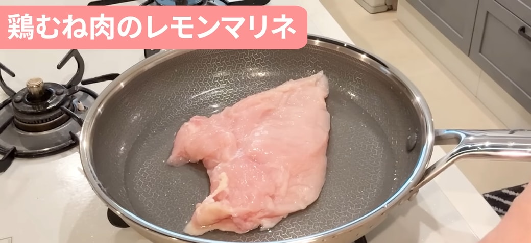 鶏むね肉をフライパンで蒸す人