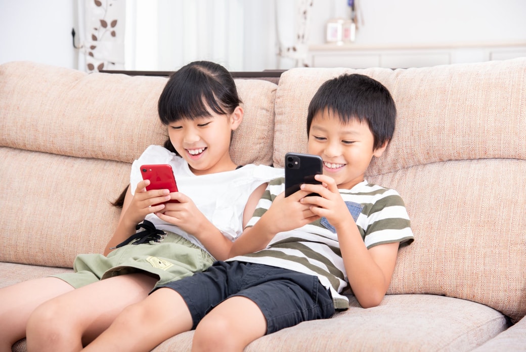 家でのんびり過ごす子ども
