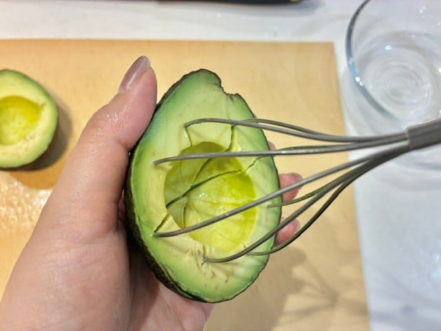 泡だて器をさしこむ
