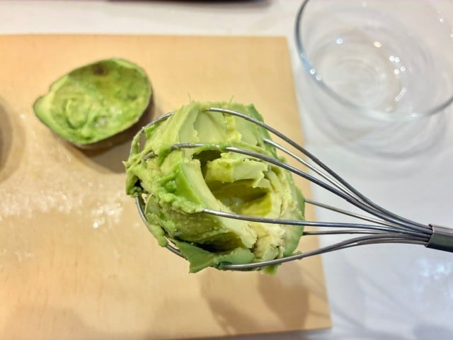 アボカドの断面に泡立て器をグッと差し込み、ぐるっと1回転させるようにひねると、アボカドの身が外れます。