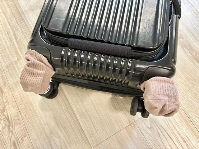 履かせる