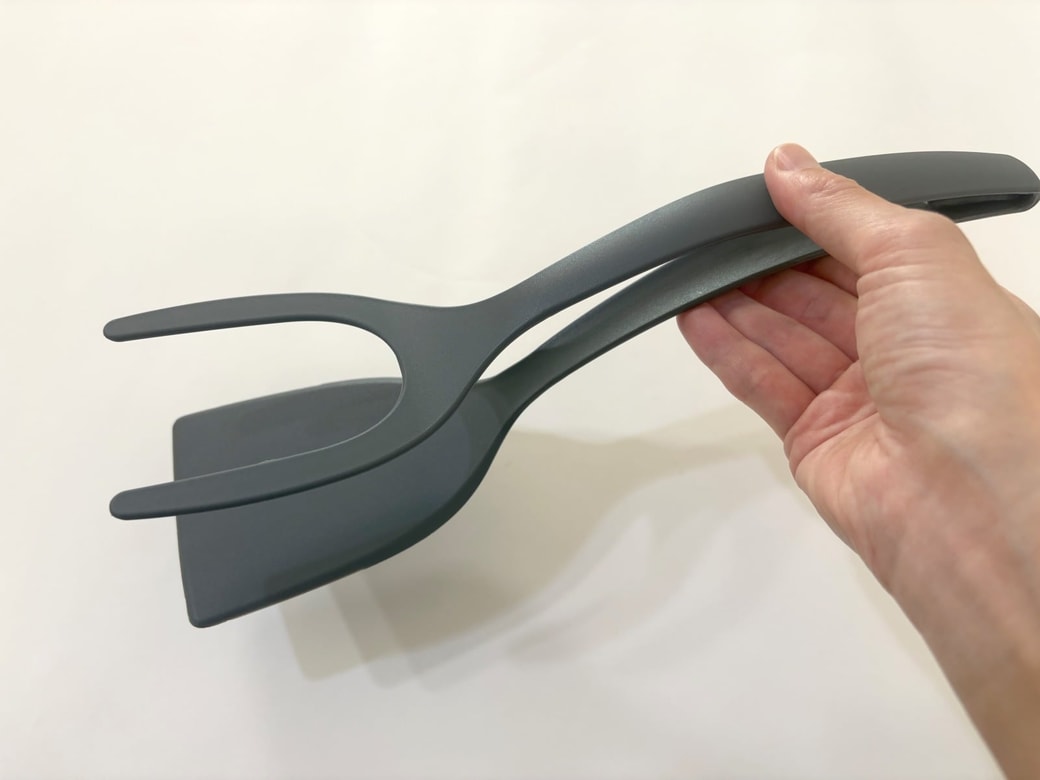 フライ返しとトングの機能を兼ね備えている