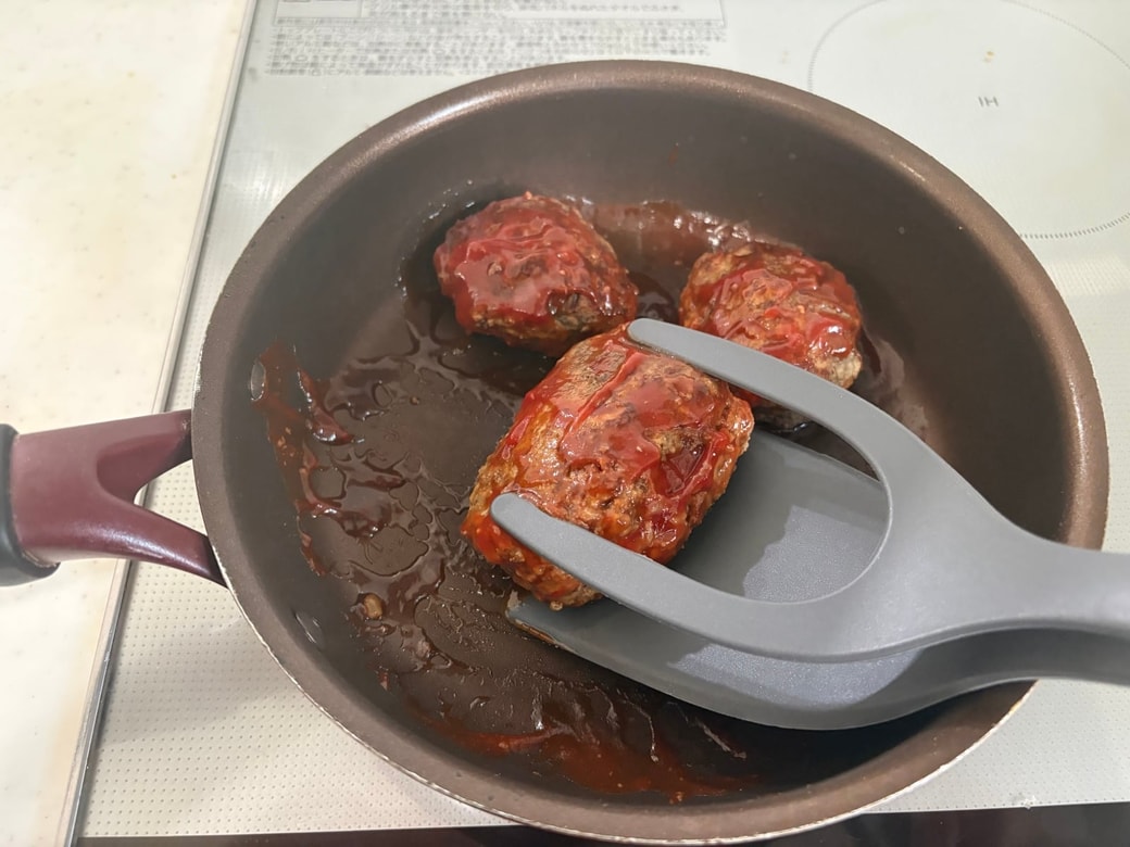 ハンバーグを挟んで返す