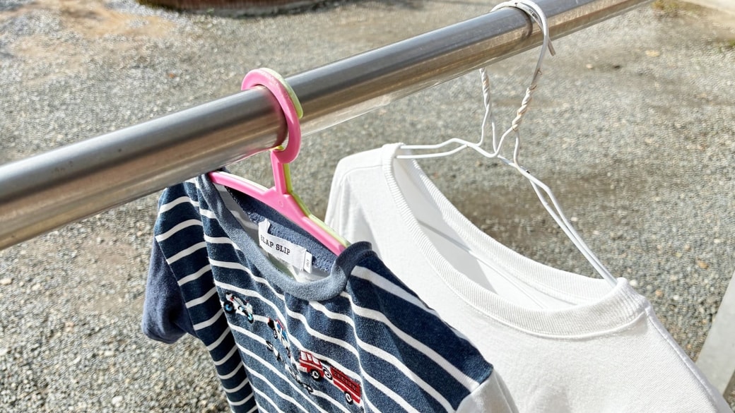 2本目のハンガーに洋服をかけている様子
