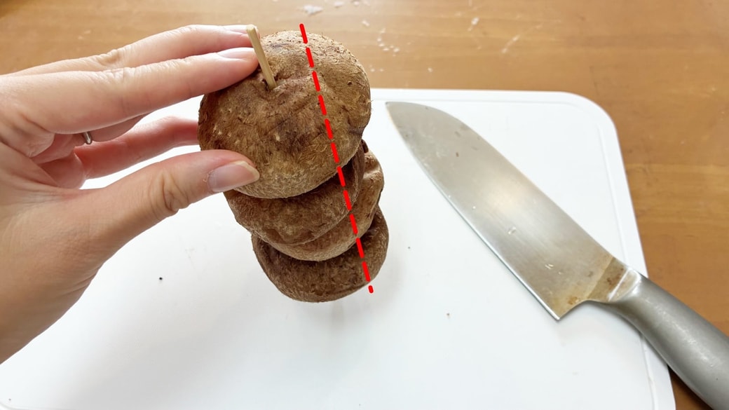 しいたけを切ろうとしている様子