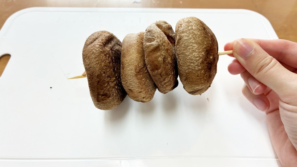 しいたけを刺し終えた様子