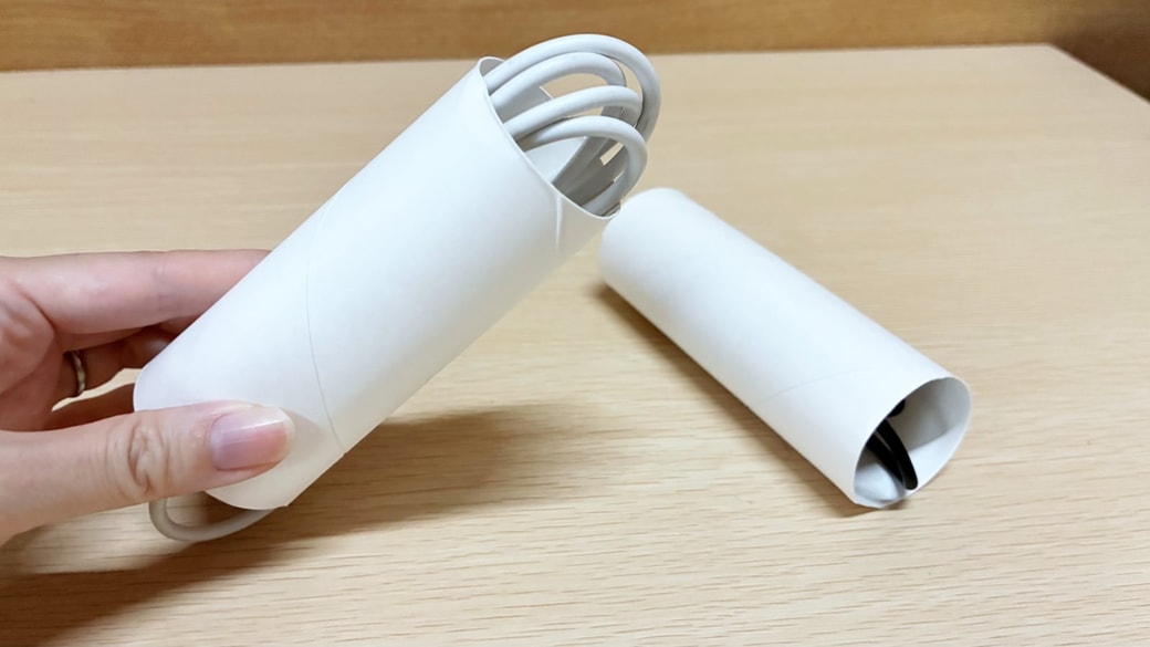 コード類の収納にキッチンペーパーの芯を活用