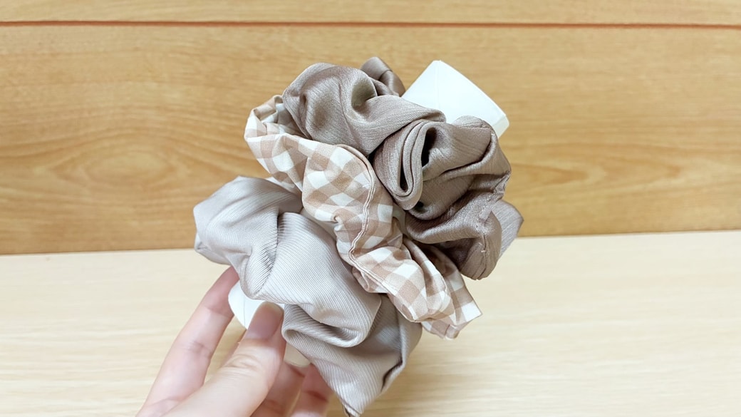 キッチンペーパーの芯をシュシュ収納に活用