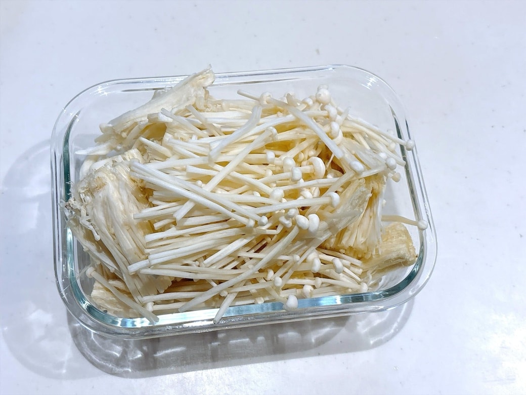 手順1.えのきの石づきを切り落とし、食べやすくカットしたら耐熱容器に入れる