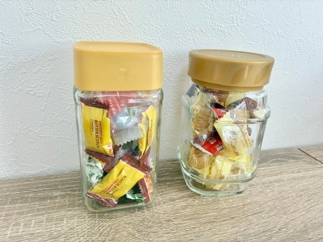 洗って乾かしたビンに個包装のキャンディやチョコレートを入れるだけでキャンディーボックスに変身!