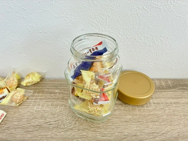 瓶にお菓子を入れる