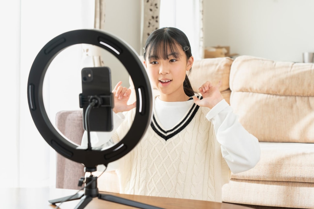 動画を撮る子ども