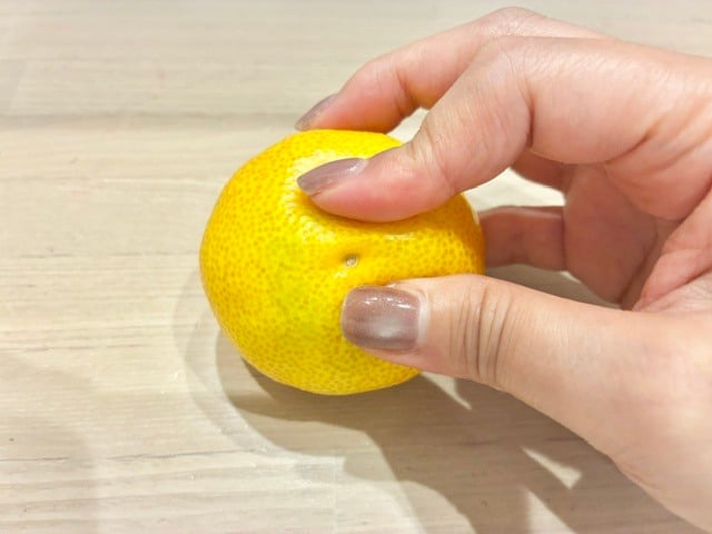 裏側を揉む