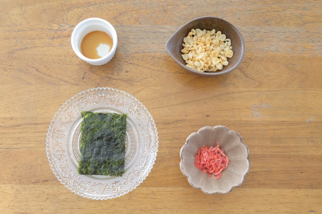 「韓国海苔と小えびと天かすのおにぎり」