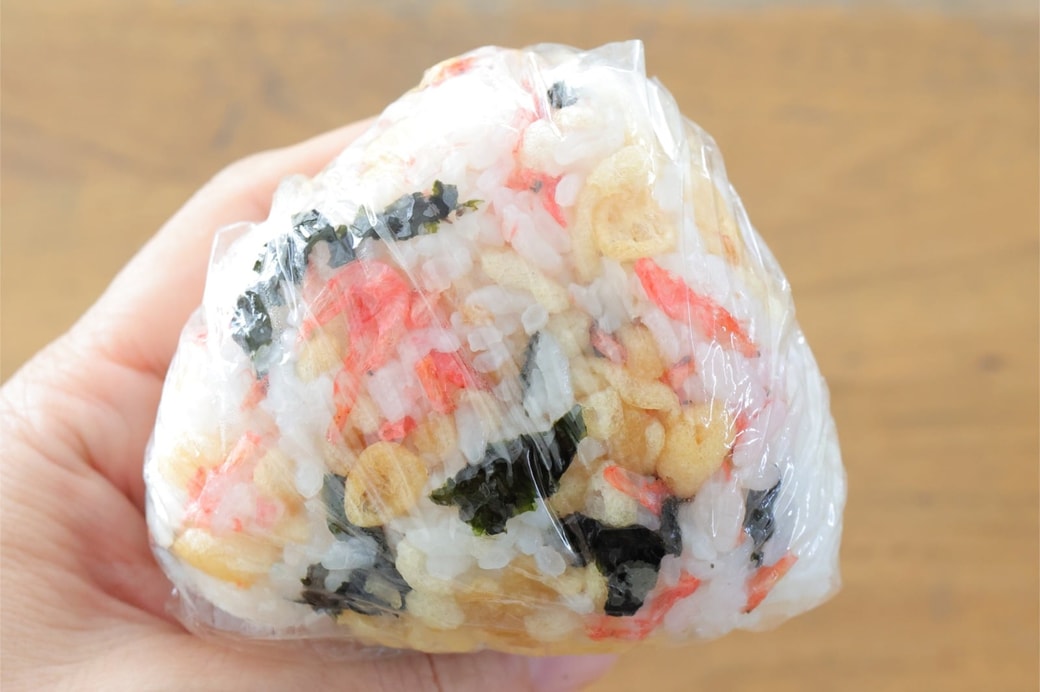 「韓国海苔と小えびと天かすのおにぎり」