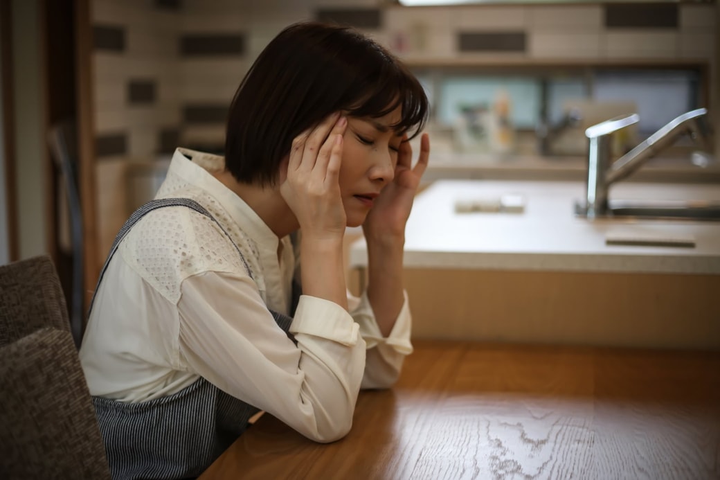 悩む女性